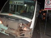 Ônibus teve parte da dianteira destruída