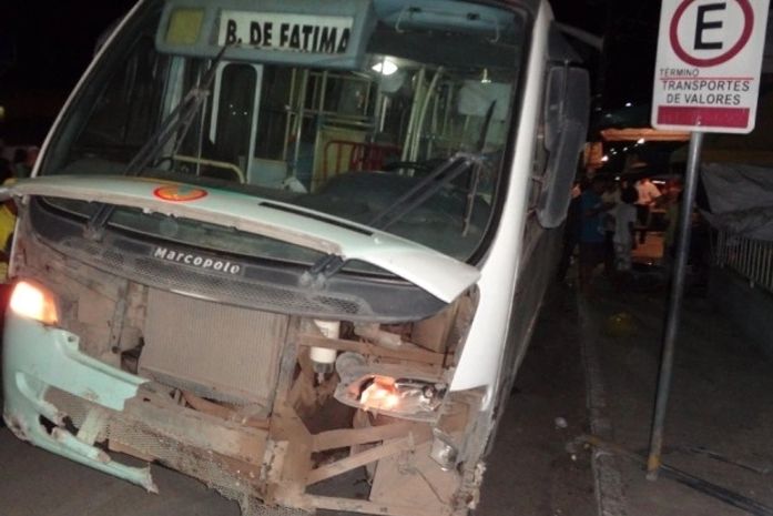 Ônibus teve parte da dianteira destruída