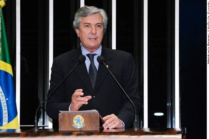 Collor na tribuna
