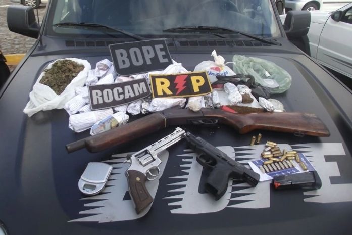Armas e drogas foram apreendidas.