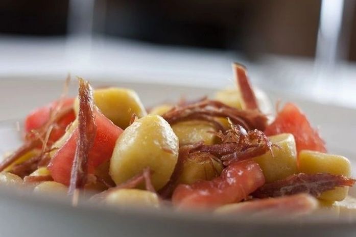 Faça nhoque de mandioca com carne seca