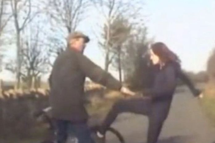 Motorista é filmada atacando ciclista porque ele andava no meio de estrada