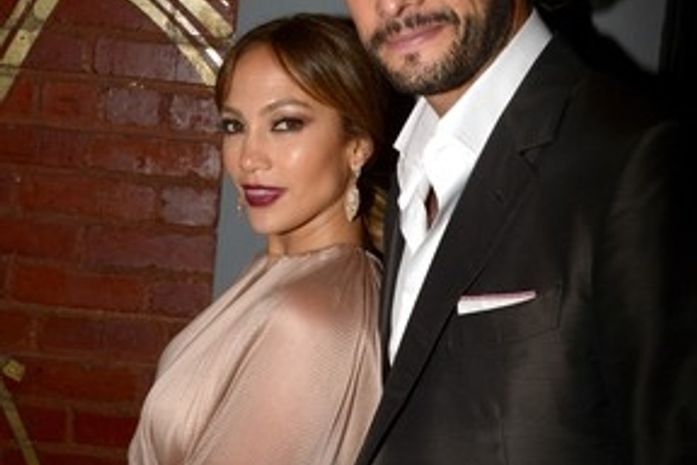 Rodrigo Santoro posa com Jennifer Lopez em première de filme