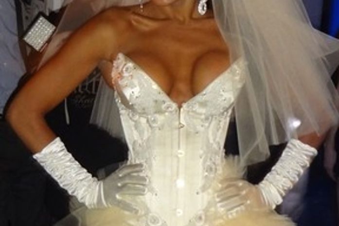 Com decotão, musa do carnaval desfila de noiva sexy em Milão