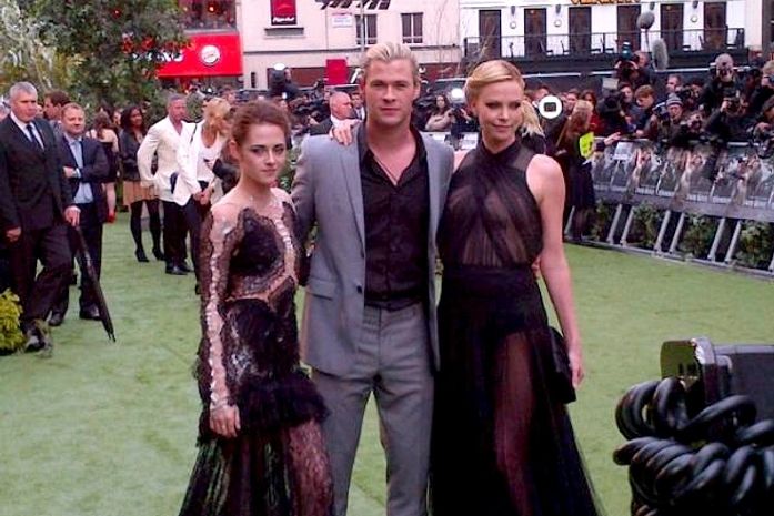 Theron e Kristen Stewart investem em transparência em première