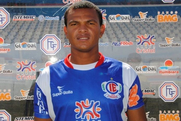 CRB anuncia contratação de lateral Gleidson e descarta Tiaguinho