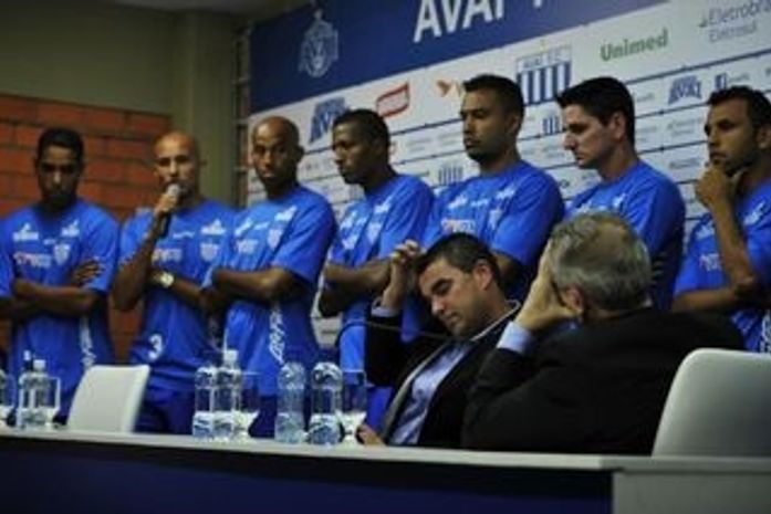 Jogadores do Avaí pedem explicação a Zunino sobre desligamento de Carlos Arini