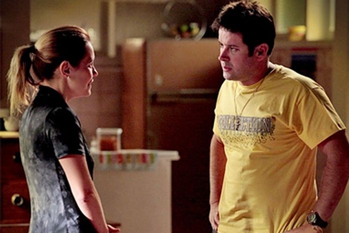 Tufão flagra Carminha tirando dinheiro do cofre