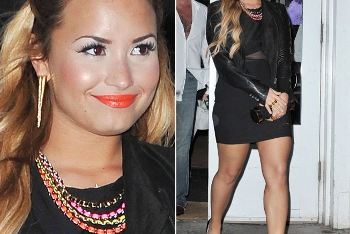 Demi Lovato exagera na maquiagem em jantar de negócios