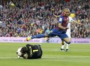 Daniel Alves quebra clavícula em treino e passa por cirurgia