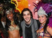 Fiuk posa com passistas em evento em homenagem ao Brasil em Nova York