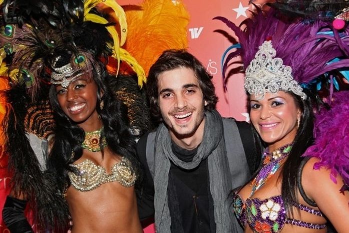 Fiuk posa com passistas em evento em homenagem ao Brasil em Nova York