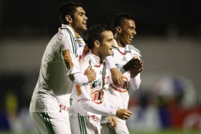 M. Leite faz golaço, Palmeiras reage e arranca empate do Atlético-PR