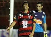 Em festival de gols perdidos, Vitória e Coritiba não saem do zero no Barradão