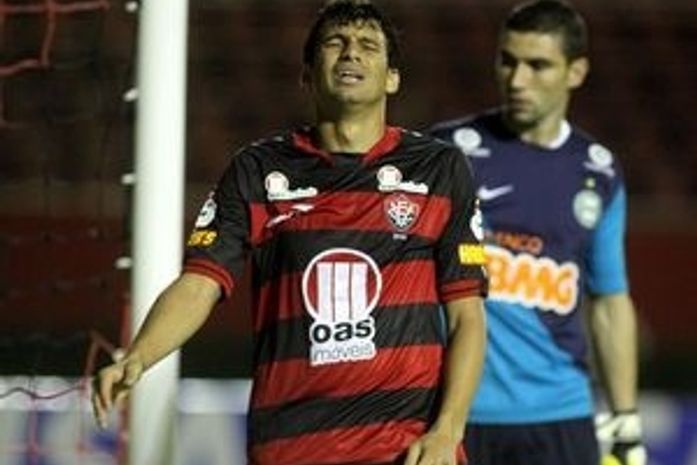 Em festival de gols perdidos, Vitória e Coritiba não saem do zero no Barradão