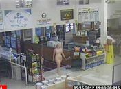 Mulher entra nua em loja nos EUA, pede as horas e vai embora
