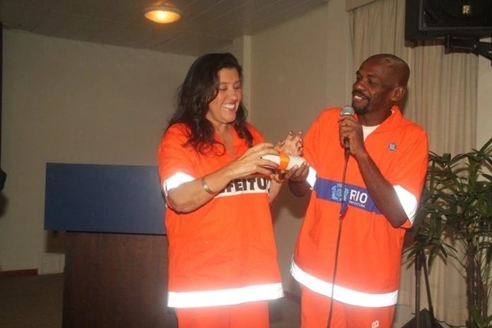 Regina Casé vira 'presidente de honra' dos garis do Rio