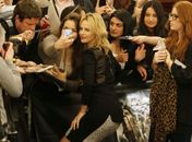 Charlize Theron posa para fotos com fãs na Alemanha