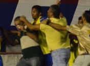 Técnicos Celso Teixeira e Gilberto Pereira brigam em campo