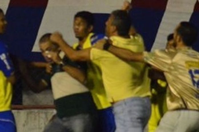 Técnicos Celso Teixeira e Gilberto Pereira brigam em campo