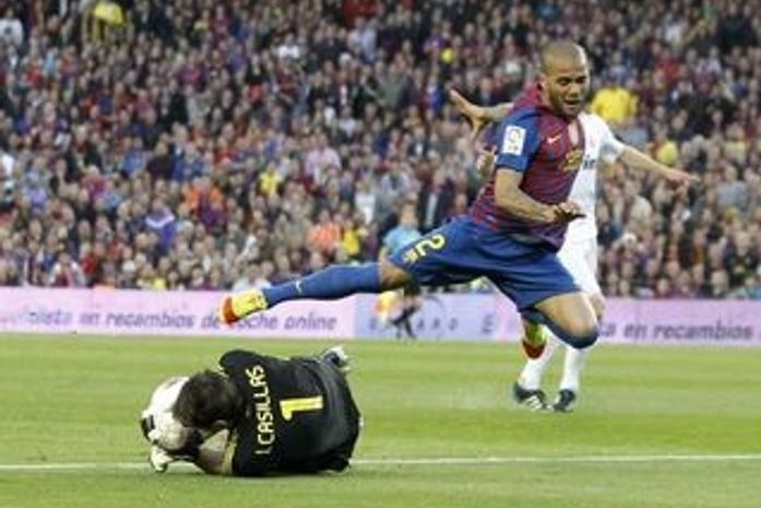 Após fratura, Daniel Alves é cortado de amistosos do Brasil