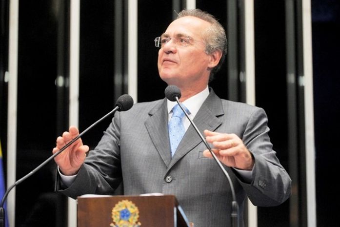 Na tribuna, Renan comemora aprovação de seu projeto