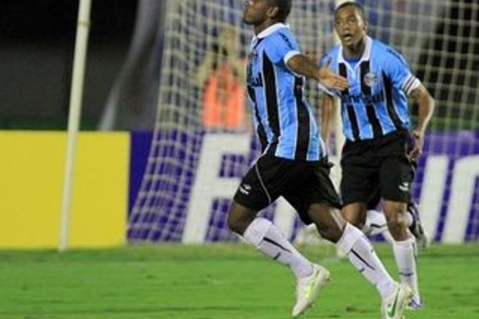 Grêmio vence Bahia de virada e fica perto de semifinal
