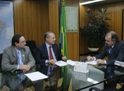 Luciano convida ministro para inauguração de escola