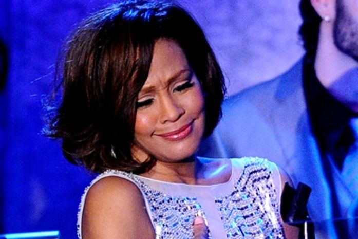 Homem acusado de fornecer drogas a Whitney Houston quer limpar seu nome