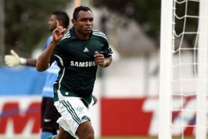 Com três investidores acertados, Palmeiras procura Obina