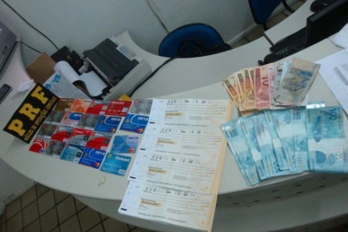 PRF prende receptadores com cartões e cheques de terceiros