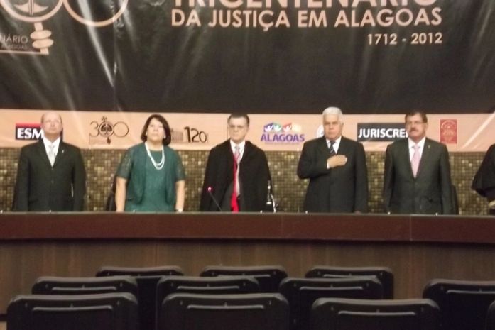 Ministra Eliana Calmon recebe comenda desembargador Moura Castro