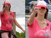Luana mostra o dedo médio para fotógrafos durante caminhada