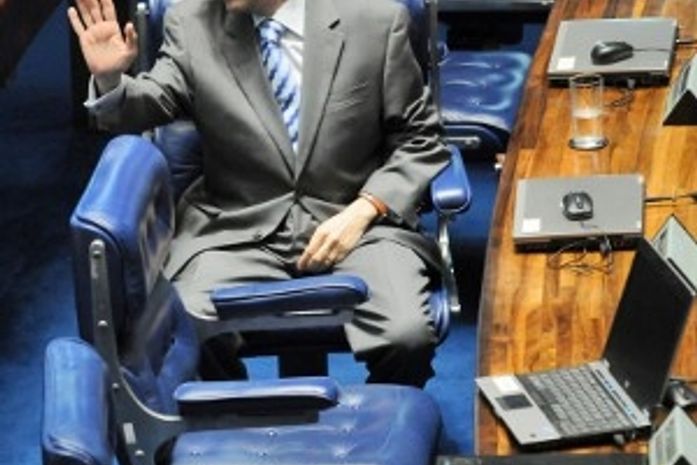 Conselho de Ética aprova parecer pela cassação de Demóstenes