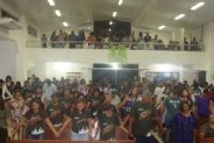 Igreja lotada de evangélicos