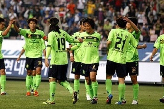 Eninho marca, Jeonbuk goleia e sobe na tabela