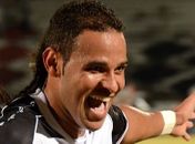 Presidente coral anuncia renovação de contrato com alagoano Dênis Marques