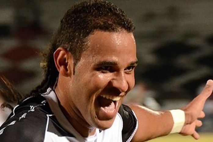 Presidente coral anuncia renovação de contrato com alagoano Dênis Marques