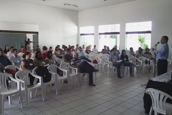 Pastor Roberto Amorim apresenta as boas-vindas aos alunos e fala sobre o objetivo da escola