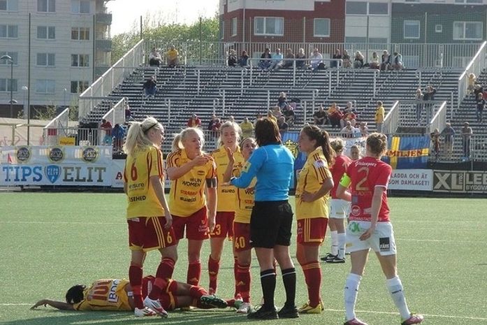 Marta no chão machucada.