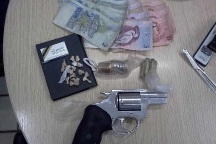 Acusado de tráfico de drogas é preso com arma no Feitosa