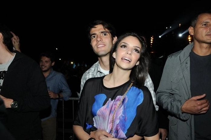 Kaká curte show agarradinho com a mulher em São Paulo