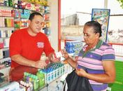 Balconista entrega remédios contra hipertensão e diabetes à aposentada
