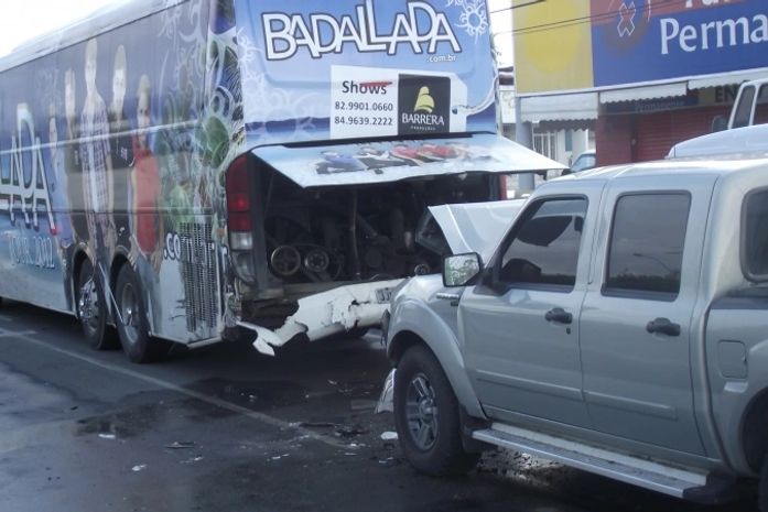 Acidente entre caminhonete e ônibus deixa trânsito lento