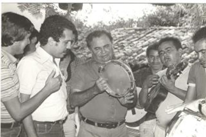 Nelson Costa tocando pandeira em Viçosa