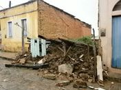 Fachada de antigo imóvel não resiste às chuvas e desaba