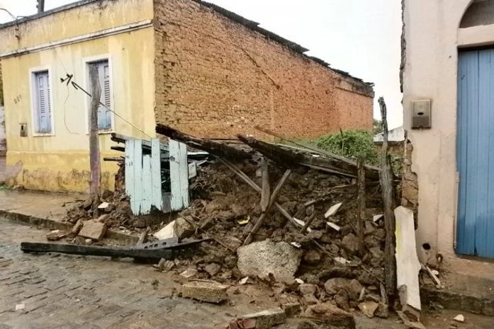 Fachada de antigo imóvel não resiste às chuvas e desaba