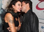 Ator Rafael Almeida e cantora Alinne Rosa assumem namoro à revista