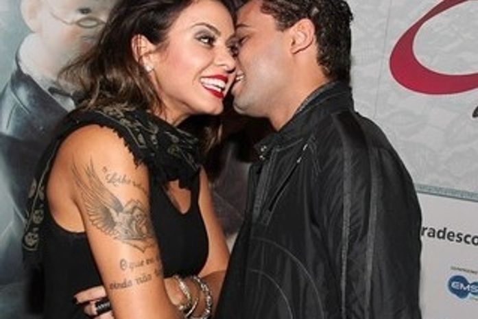 Ator Rafael Almeida e cantora Alinne Rosa assumem namoro à revista