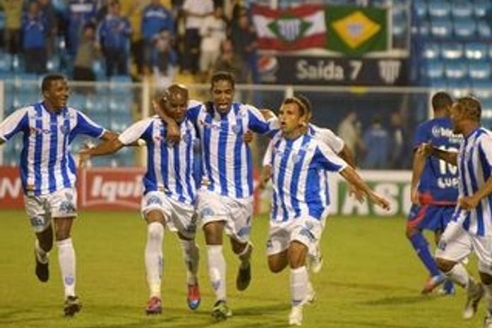 Com gol de pênalti, Avaí bate São Caetano e vence 1ª na Série B
